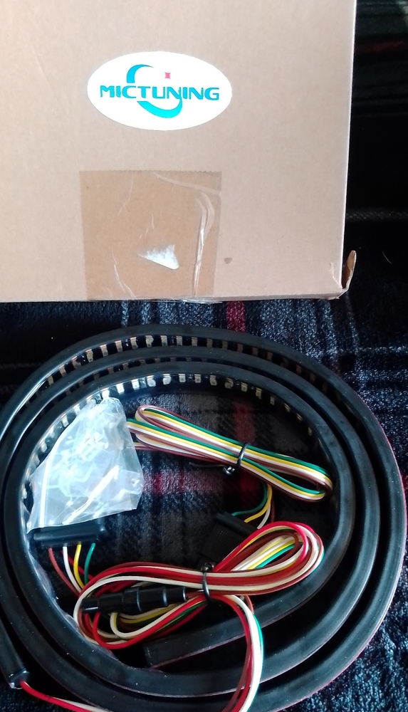 Tailgate light strip